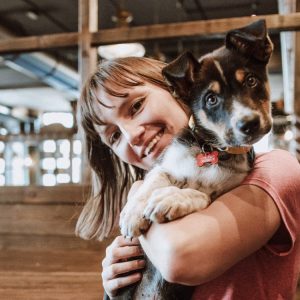 ragazza con cucciolo di cane