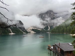 Lago di Braies con nuvole temporale