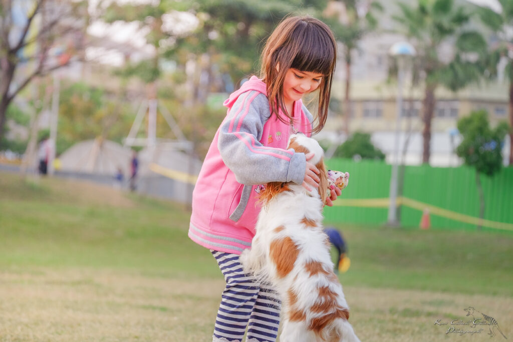 Ritratto di una bambina con il suo cane